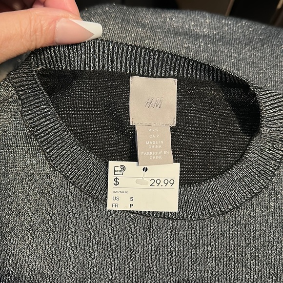 👛 NWT H&M Metallic Puff Sleeve Lightweight Sweater - Picture 3 of 5